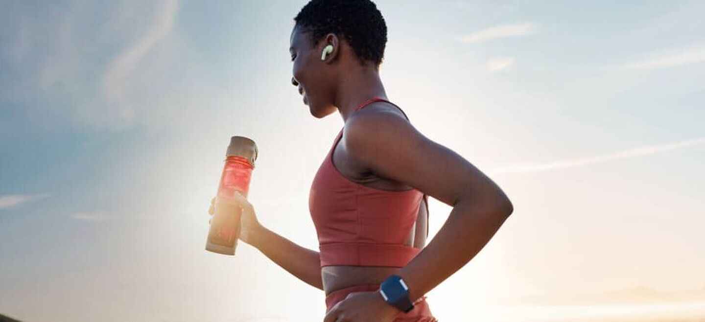 Sportliche Frau mit einer Flasche Wasser