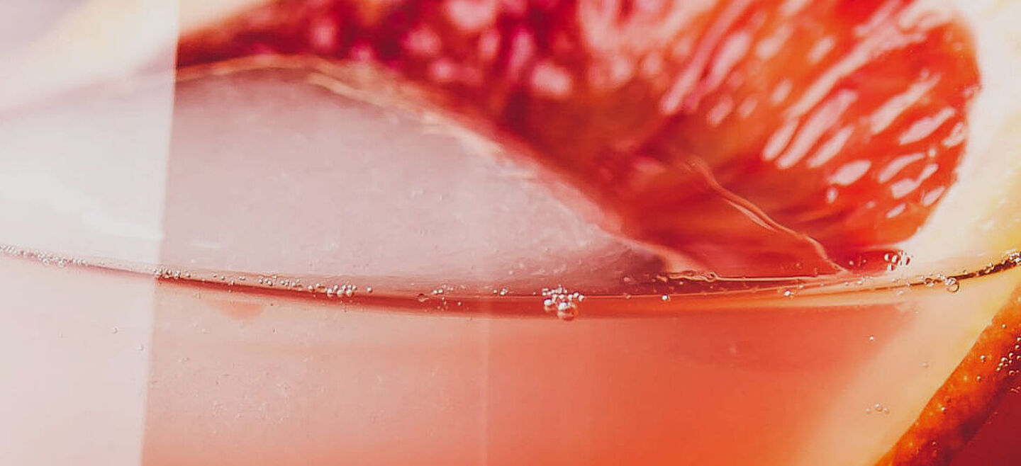 vaso con jugo y pomelo