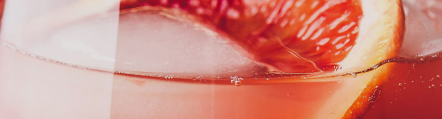 vaso con jugo y pomelo