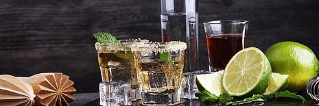  dos copas de bebidas alcohólicas con azúcar en el borde