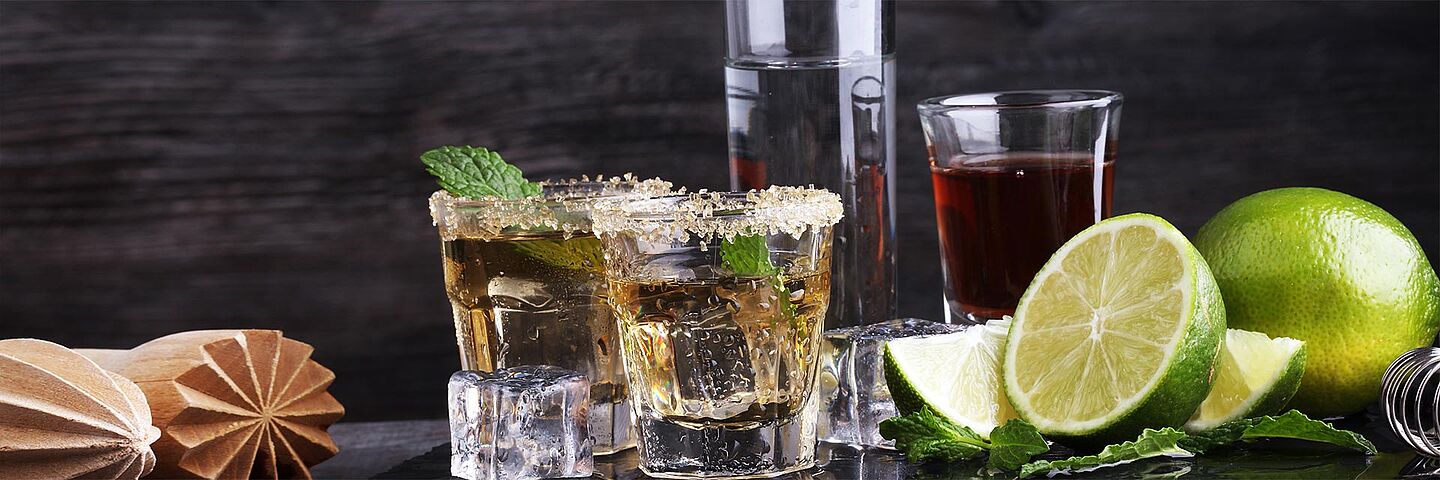  dos copas de bebidas alcohólicas con azúcar en el borde