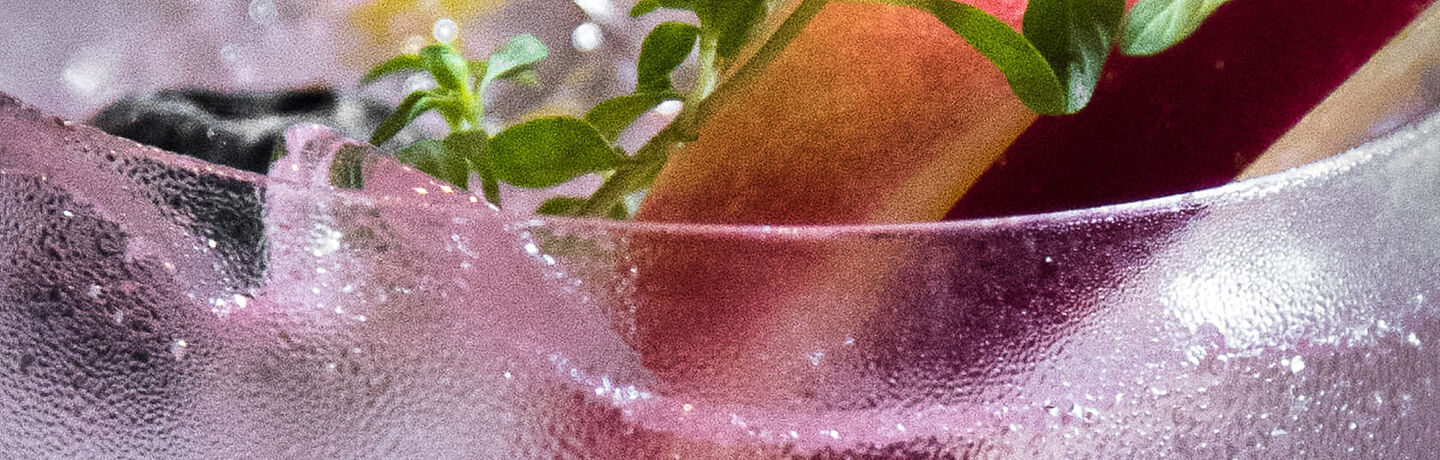vaso con hielo y hoja verde