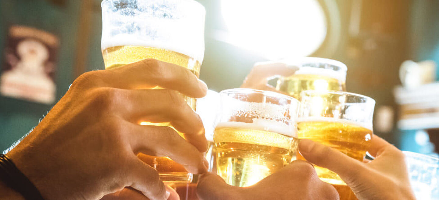gente brindando con cerveza