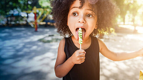 lolipop yiyen kız