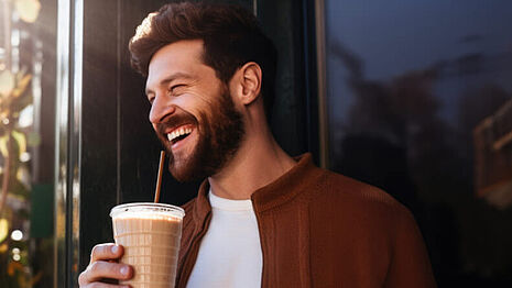 Homem com café na mão
